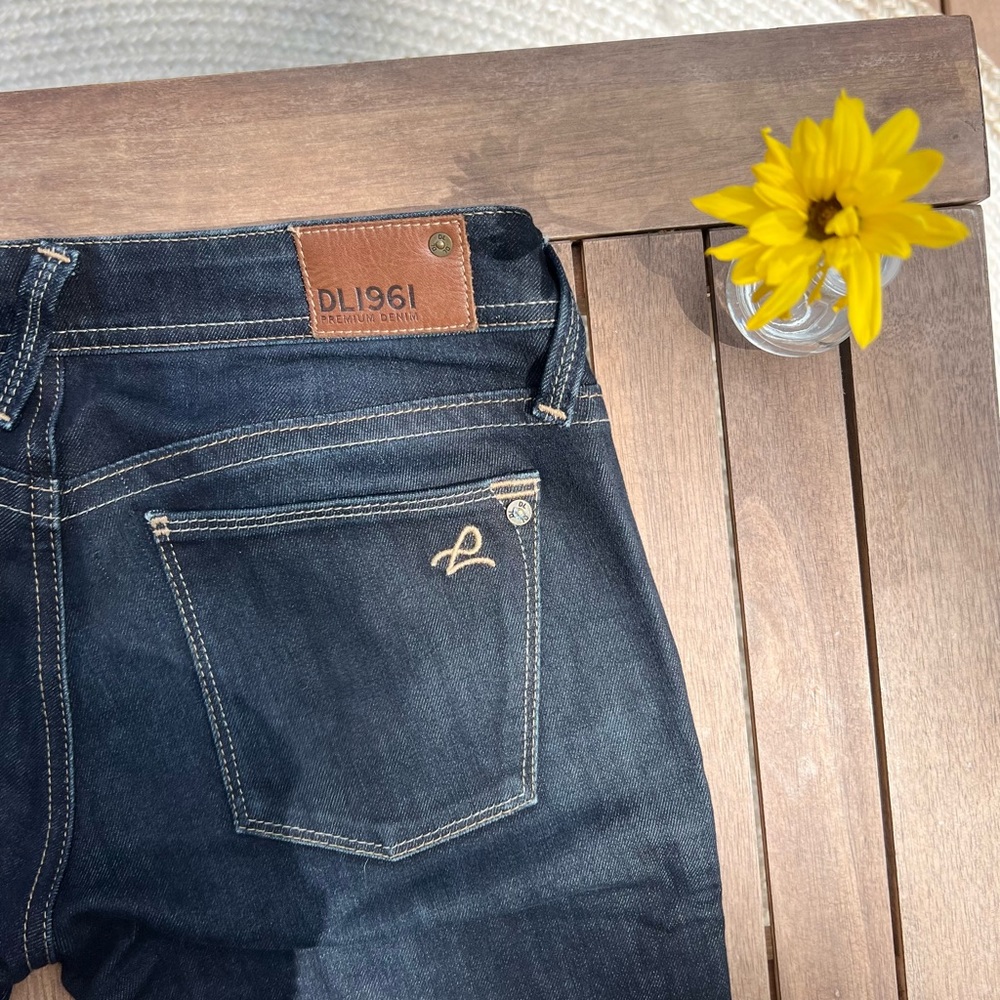 DL1961 dark wash straight leg jeans. Size 26.